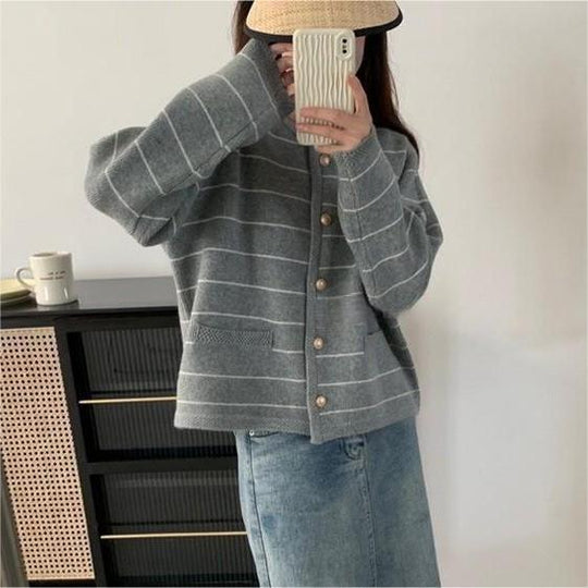 Damen gemütlicher Cardigan mit feinen Streifen und praktischen Taschen R&B