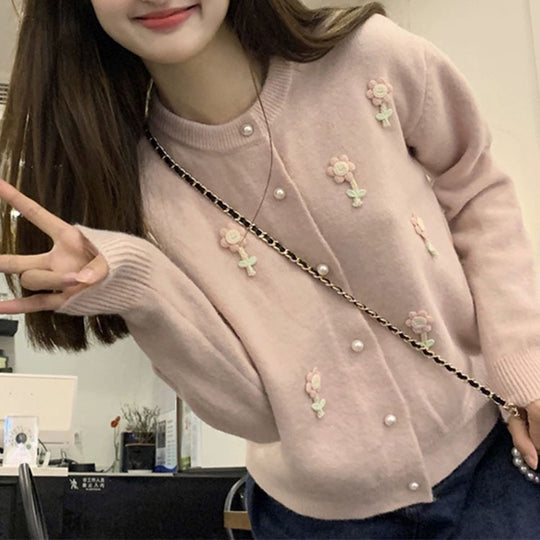 Damen Strickjacke mit kunstvollen Blumenapplikationen und eleganten Perlenknöpfen R&B