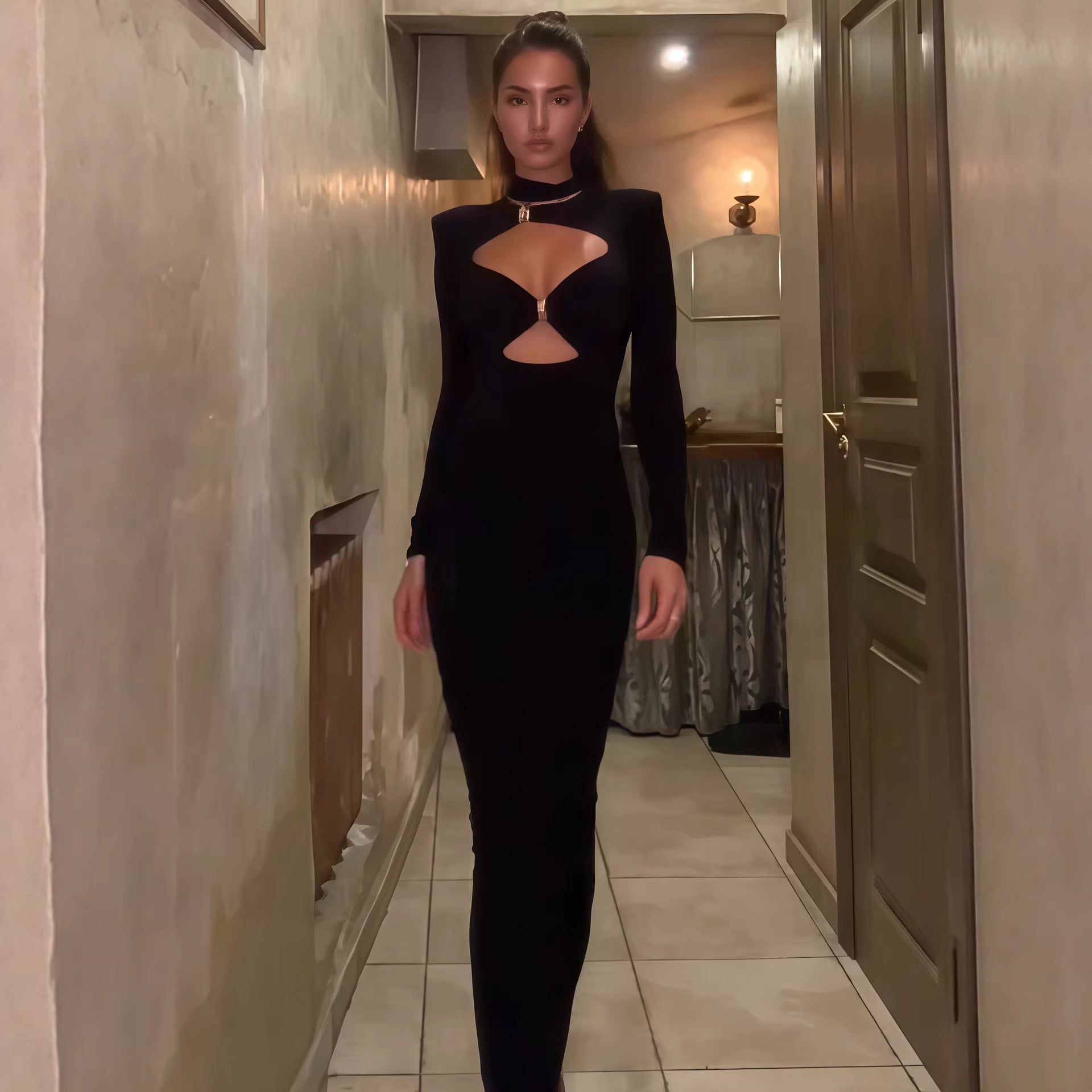 Damen Elegantes Maxikleid mit hochgeschlossenem Dekolleté und raffinierten Cut-Outs R&B