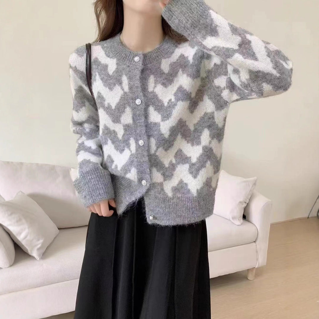 Damen Strickjacke mit modernem Zickzackmuster und dekorativen Knöpfen R&B