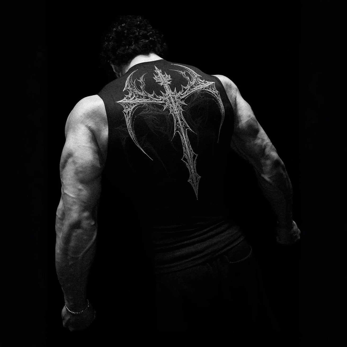 Herren nan figurbetontes Trainings-Tanktop mit tiefen Armausschnitten und filigranem Rückendruck R&B