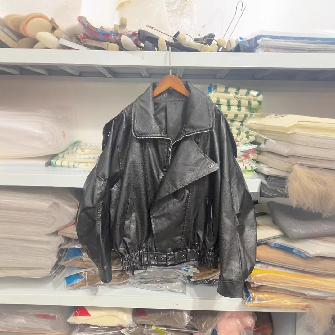 Damen modische Kunstlederjacke mit asymmetrischem Schnitt und dekorativem Gürtel R&B