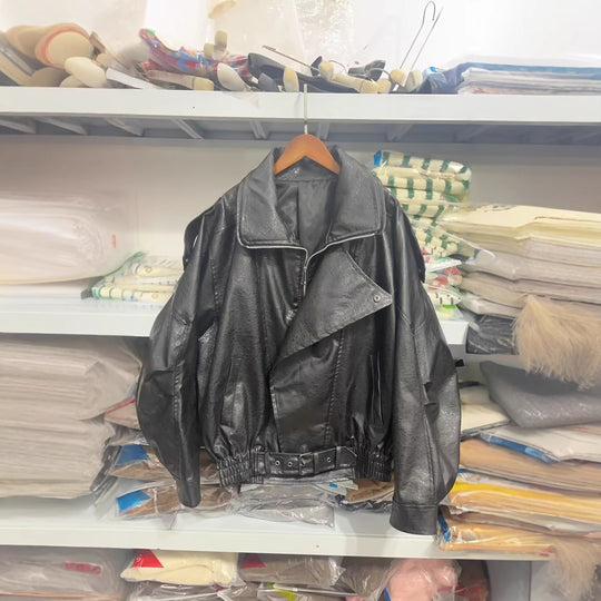 Damen modische Kunstlederjacke mit asymmetrischem Schnitt und dekorativem Gürtel R&B