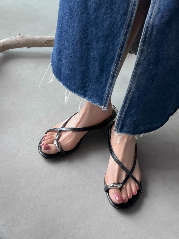 Damen Elegante Zehentrenner-Sandalen mit modischem Riemendesign und goldfarbenen Akzenten R&B