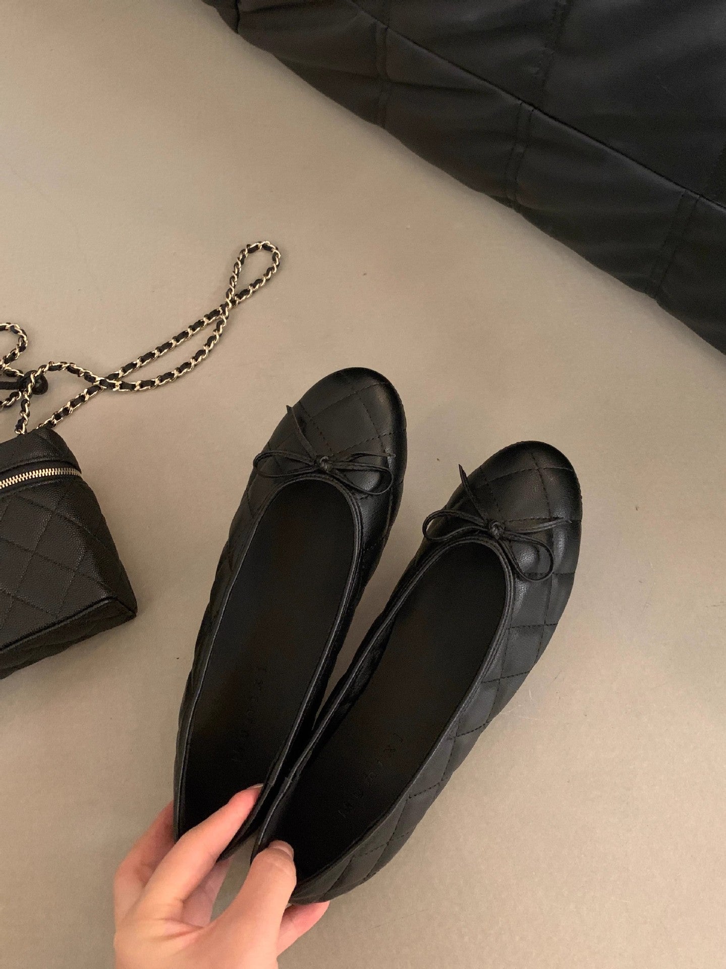 Damen elegante Ballerinas mit klassischem Schnitt und trendiger Zierborte R&B