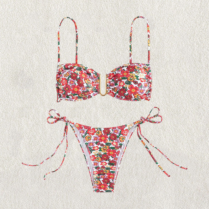 Damen blumenmusterter Bikini mit hellem Bustier-Oberteil und verstellbaren Trägern