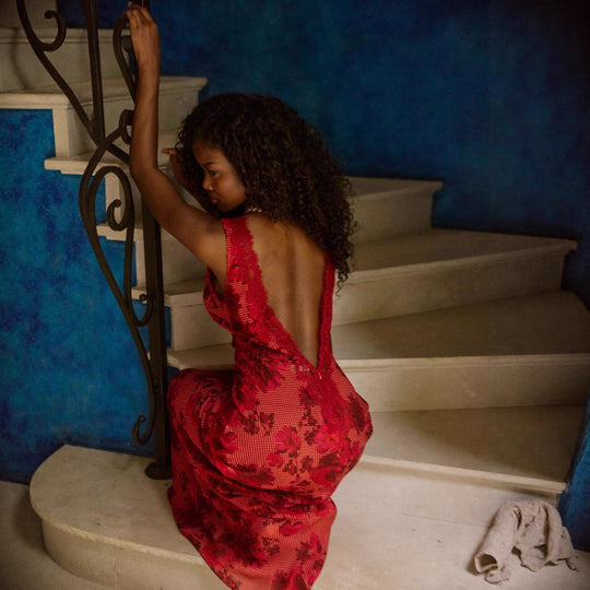 Damen nan figurbetontes Maxikleid im Meerjungfrauen-Schnitt mit tiefem V-Ausschnitt und floraler Spitzenapplikation R&B