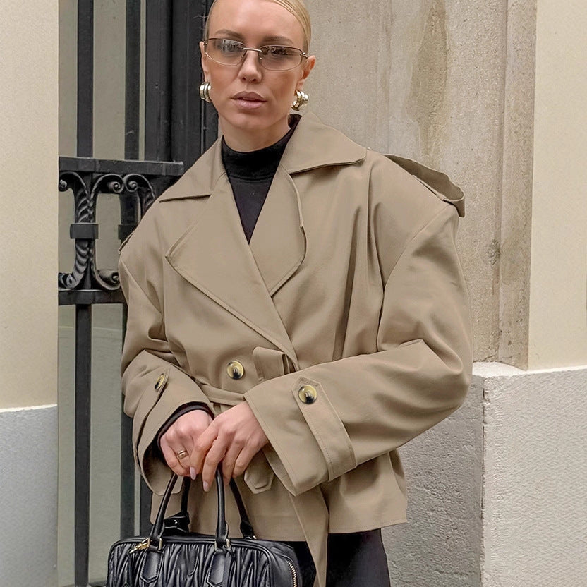Damen Oversized Trenchcoat mit breitem Kragen und dekorativen Knopfdetails R&B