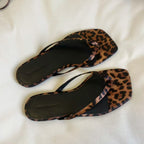 Damen Zehentrenner-Sandalen mit stilvollem Leopardenmuster und eleganten Riemen R&B