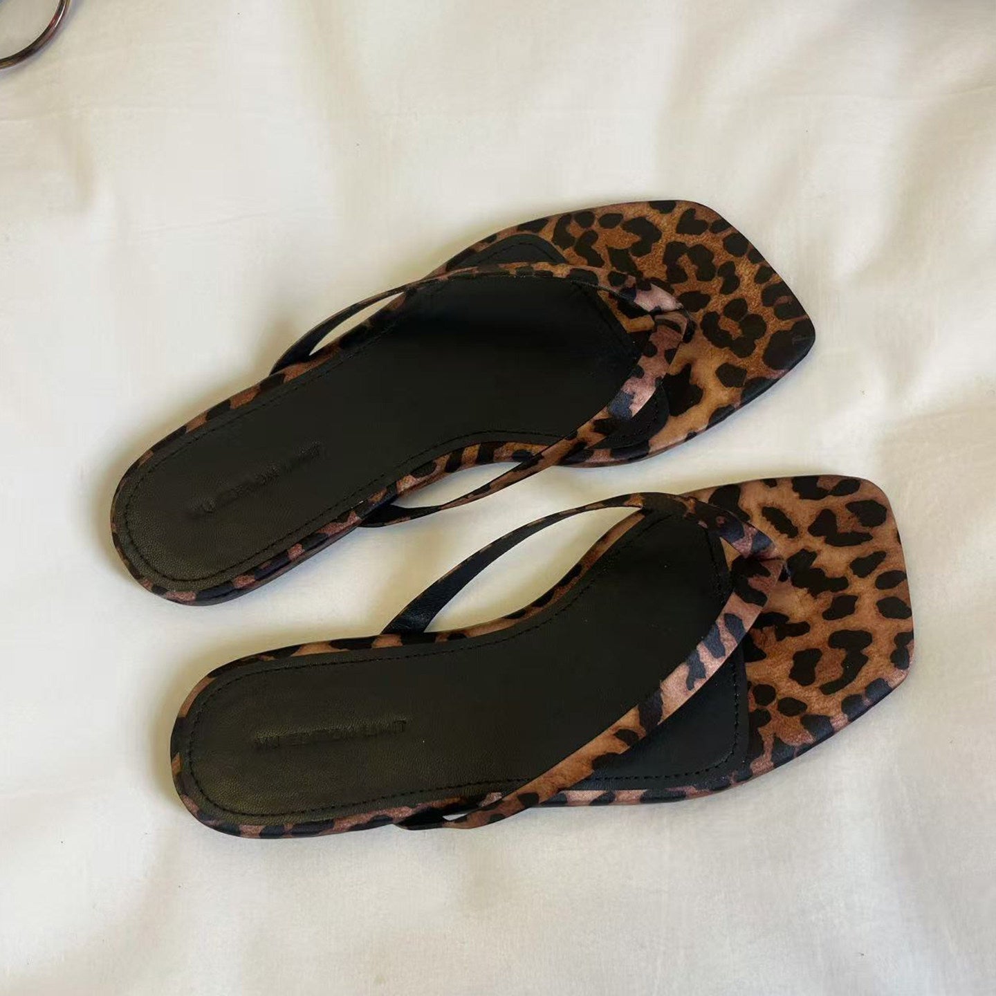 Damen Zehentrenner-Sandalen mit stilvollem Leopardenmuster und eleganten Riemen R&B