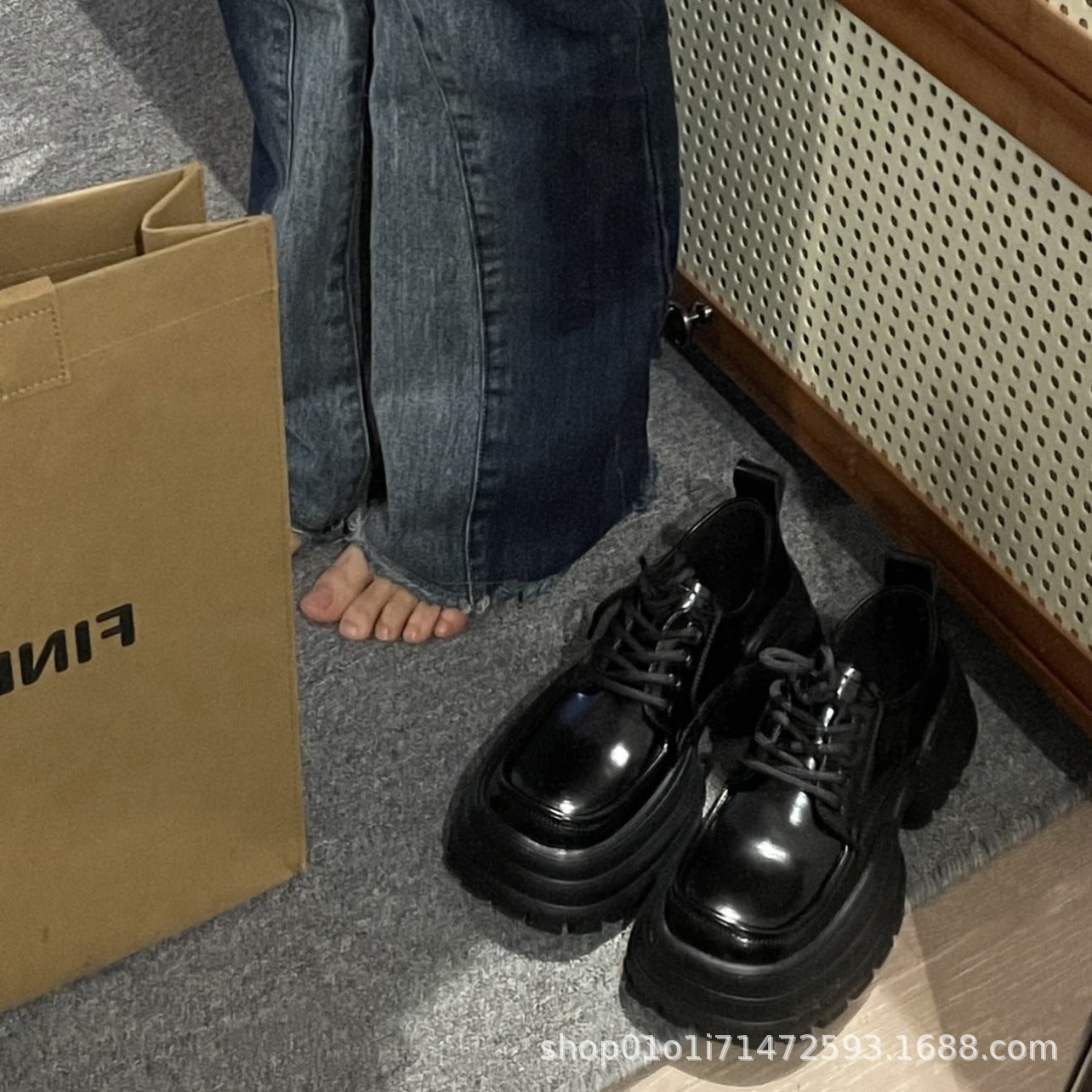 Damen Chunky Schnürschuhe mit robustem Profil und glänzender Oberflächenstruktur R&B