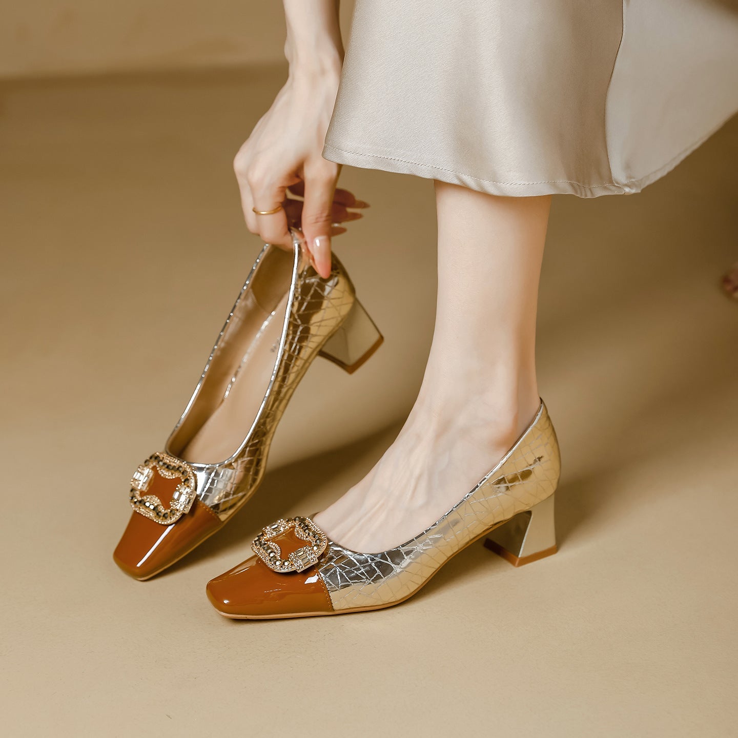 Damen elegante Pumps mit glänzender Schnalle und modischem Blockabsatz