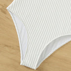 Damen Einteiler Badeanzug mit modernem Cut-Out-Design und strukturiertem Stoff