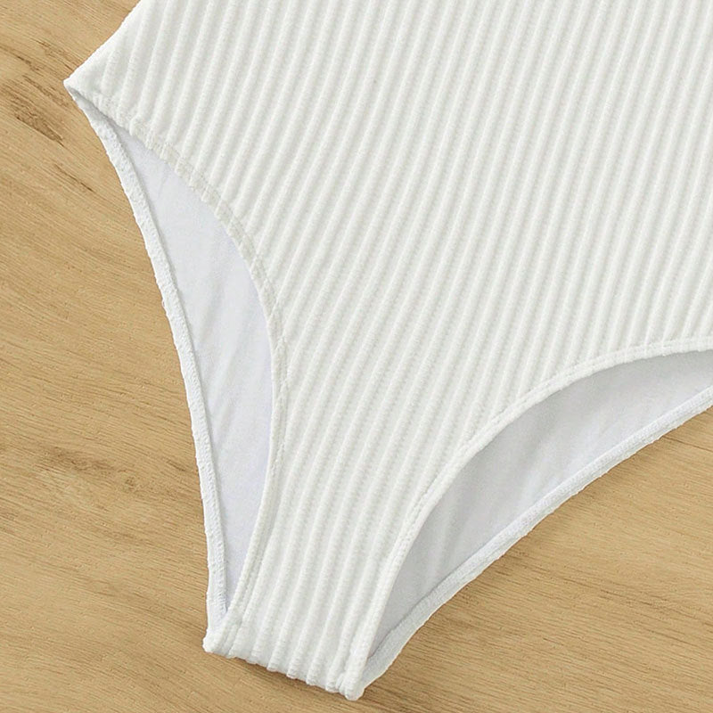Damen Einteiler Badeanzug mit modernem Cut-Out-Design und strukturiertem Stoff
