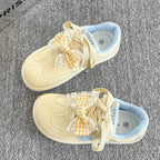 Damen Sneaker mit detailverliR&Btem Rüschen-Design und süßen Schleifen von R&B