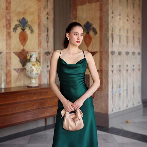 Damen Glänzendes Satin Minikleid mit Spaghettiträgern und elegantem V-Ausschnitt R&B