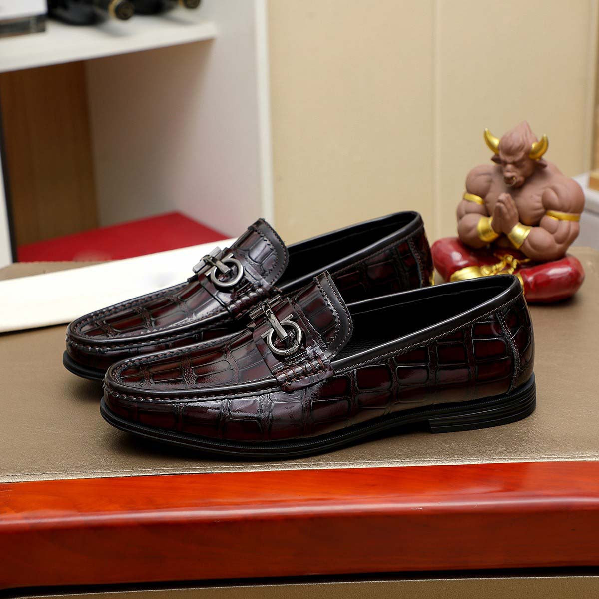 Herren Mokassin aus elegantem Leder mit glänzendem Kroko-Design R&B