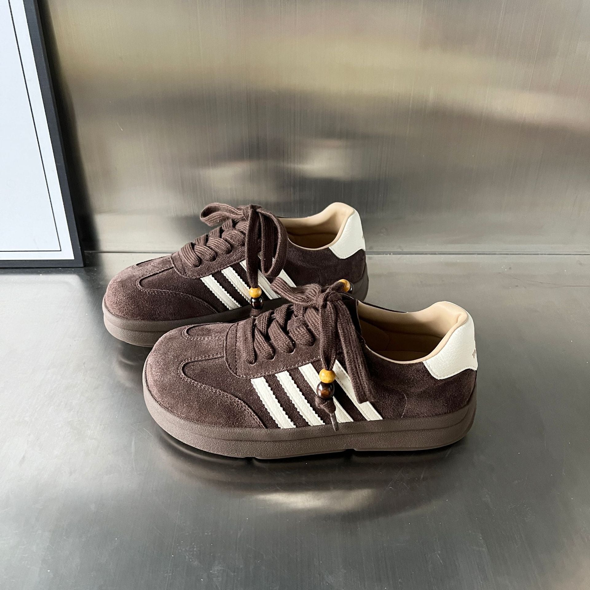 Damen Sneakers aus weichem Wildleder mit modischen Akzenten R&B