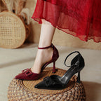 Damen elegante Lackpumps mit modischem Riemen und charakteristischem geschnalltem Detail
