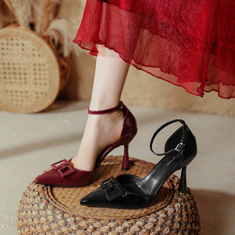 Damen elegante Lackpumps mit modischem Riemen und charakteristischem geschnalltem Detail