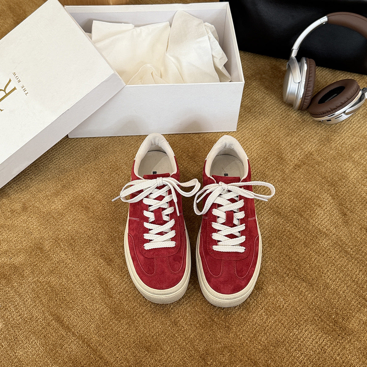 Damen Sportliche Sneakers aus hochwertigem Wildleder mit stylischen Schnürdetails