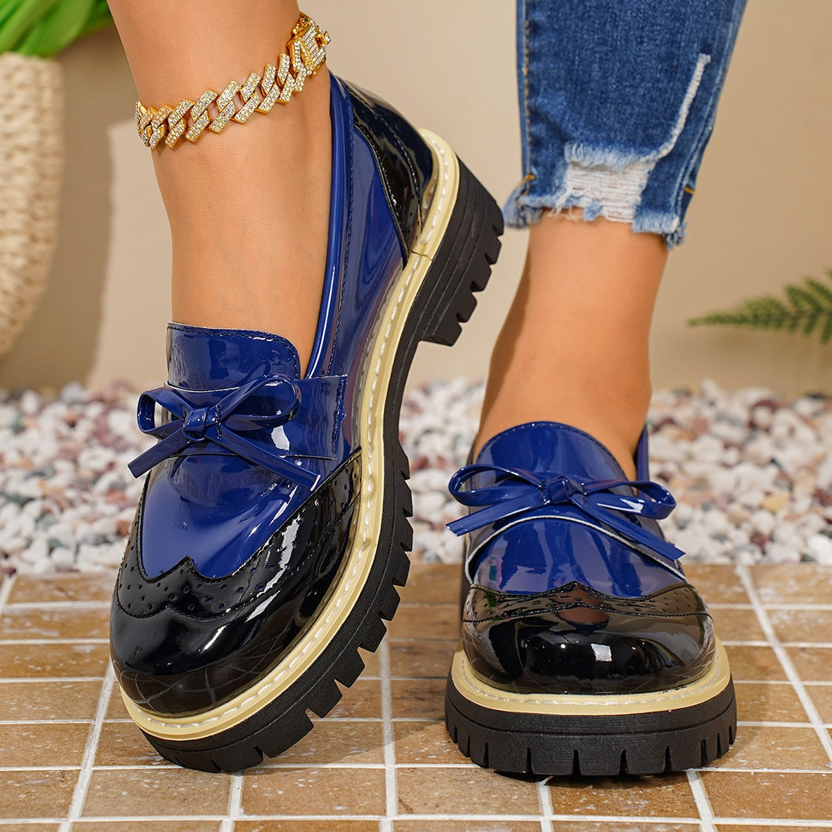 Damen Elegante Schnürschuhe mit hochglänzendem Obermaterial und modischem Kontrast