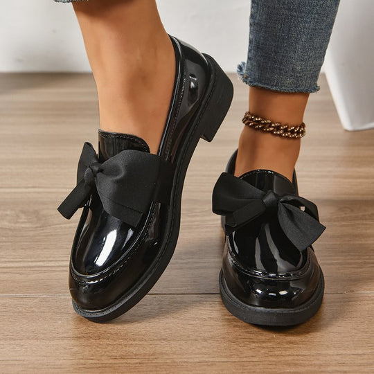 Damen elegante Mokassins mit Plastikoberfläche und modischem Schleifen-Detail R&B