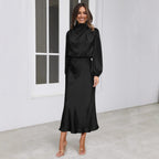 Damen Satin-Maxikleid mit hohem Kragen und Raffungen R&B