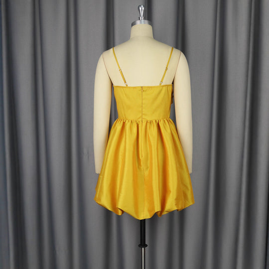Damen Verspieltes Minikleid mit asymmetrischem Oberteil und floralem Detail R&B