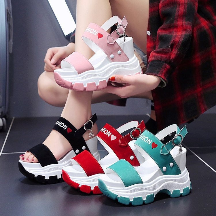 Damen Modische Plateausandalen mit verstellbaren Riemen und trendigem Detail R&B