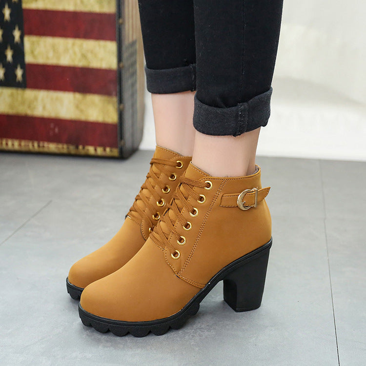 Damen nan elegante Schnür-Stiefelette mit mittlerem Blockabsatz, profilierter Gummilaufsohle und dekorativer Metallschnalle R&B