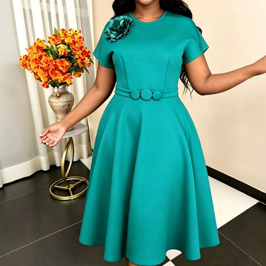 Damenkleid mit elegantem Gürtel und dekorativem Blumenakzent R&B