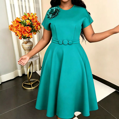Damenkleid mit elegantem Gürtel und dekorativem Blumenakzent R&B
