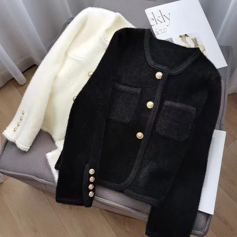 Damen Elegante Strickjacke mit goldenen Knöpfen und feiner Struktur R&B