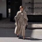 Damen Oversized Trenchcoat mit detailreichen Drapierungen und modischem Schnitt R&B