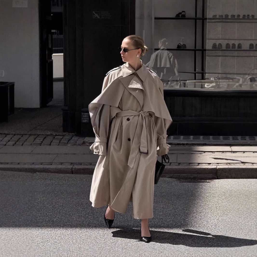 Damen Oversized Trenchcoat mit detailreichen Drapierungen und modischem Schnitt R&B