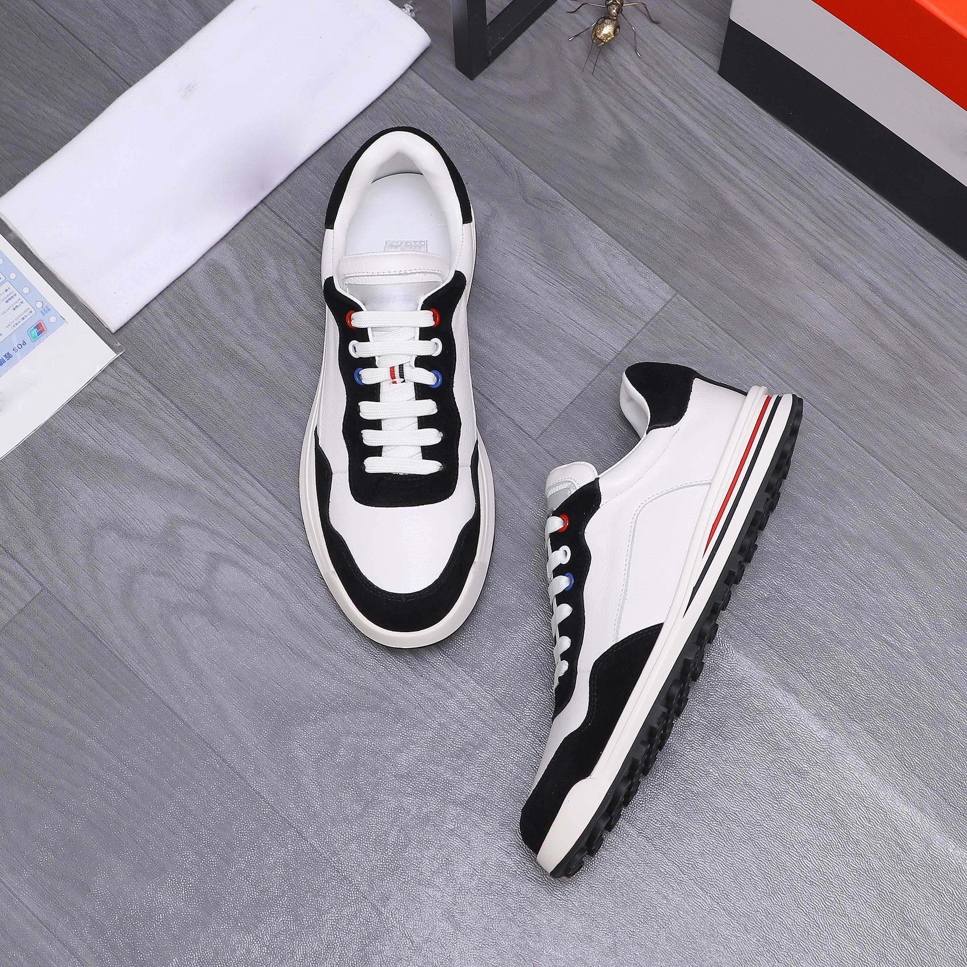 Damen Sportliche Leder Sneakers mit modischen Kontrasten von R&B