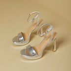 Damen High Heels mit glänzendem Obermaterial und extravaganten Blockabsatz