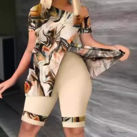 Damen Sportliches Oberteil mit schickem asymmetrischen Schnitt und Figur betonten Shorts R&B