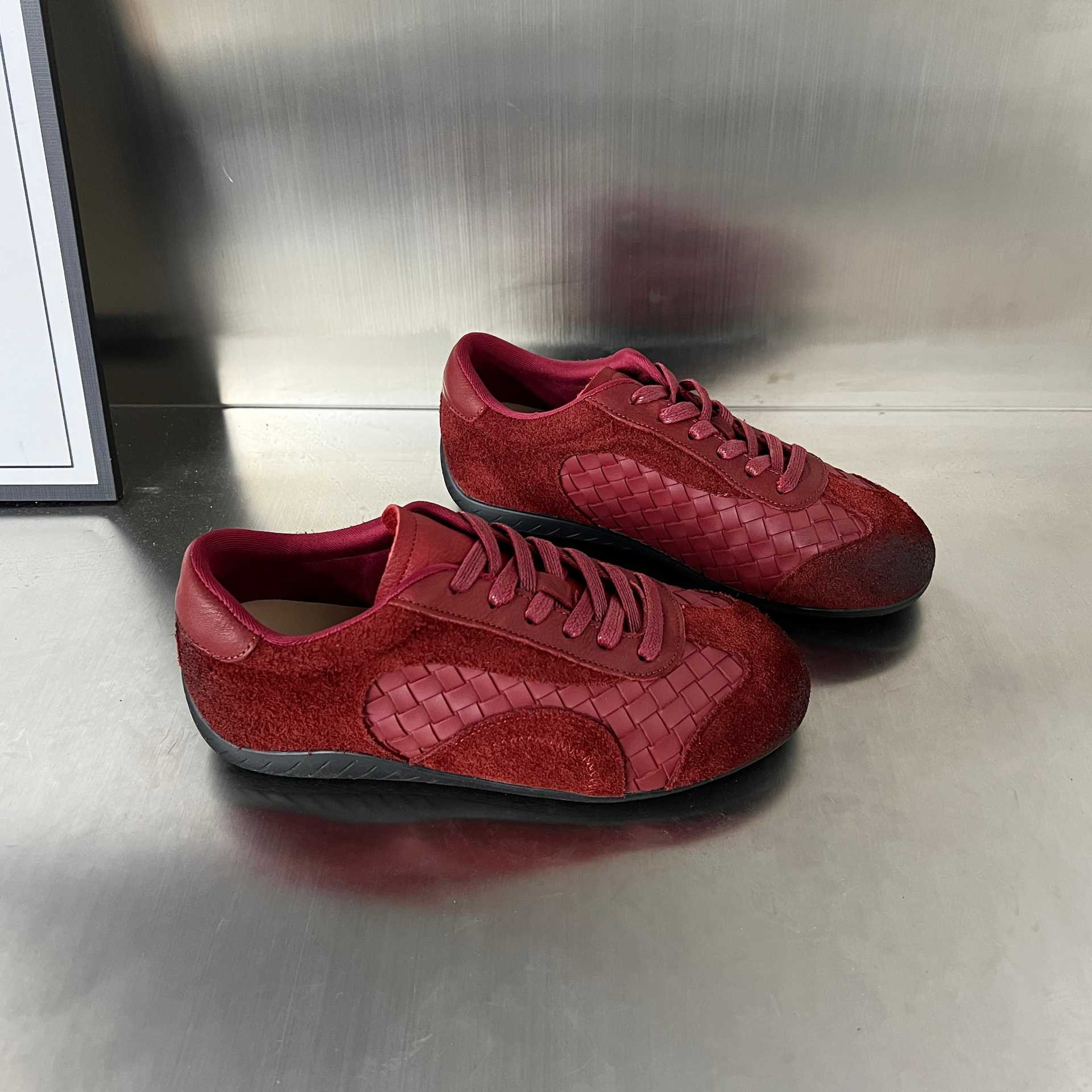 Damen Sportliche Sneaker mit exklusivem Veloursleder und modernem Flechtdesign R&B