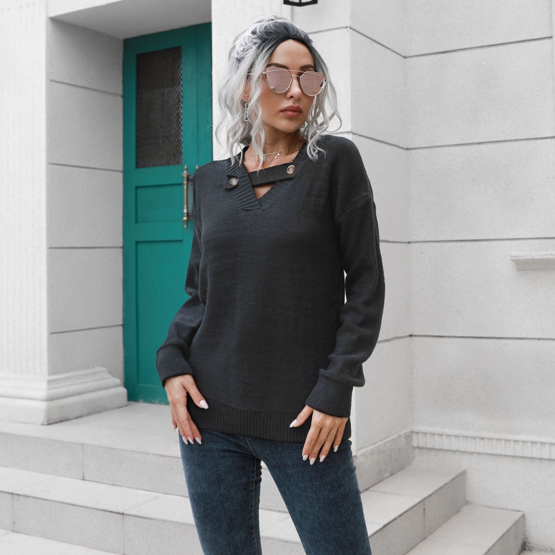 Damen Strickpullover mit einzigartigem V-Ausschnitt und eleganten Knopfdetails R&B