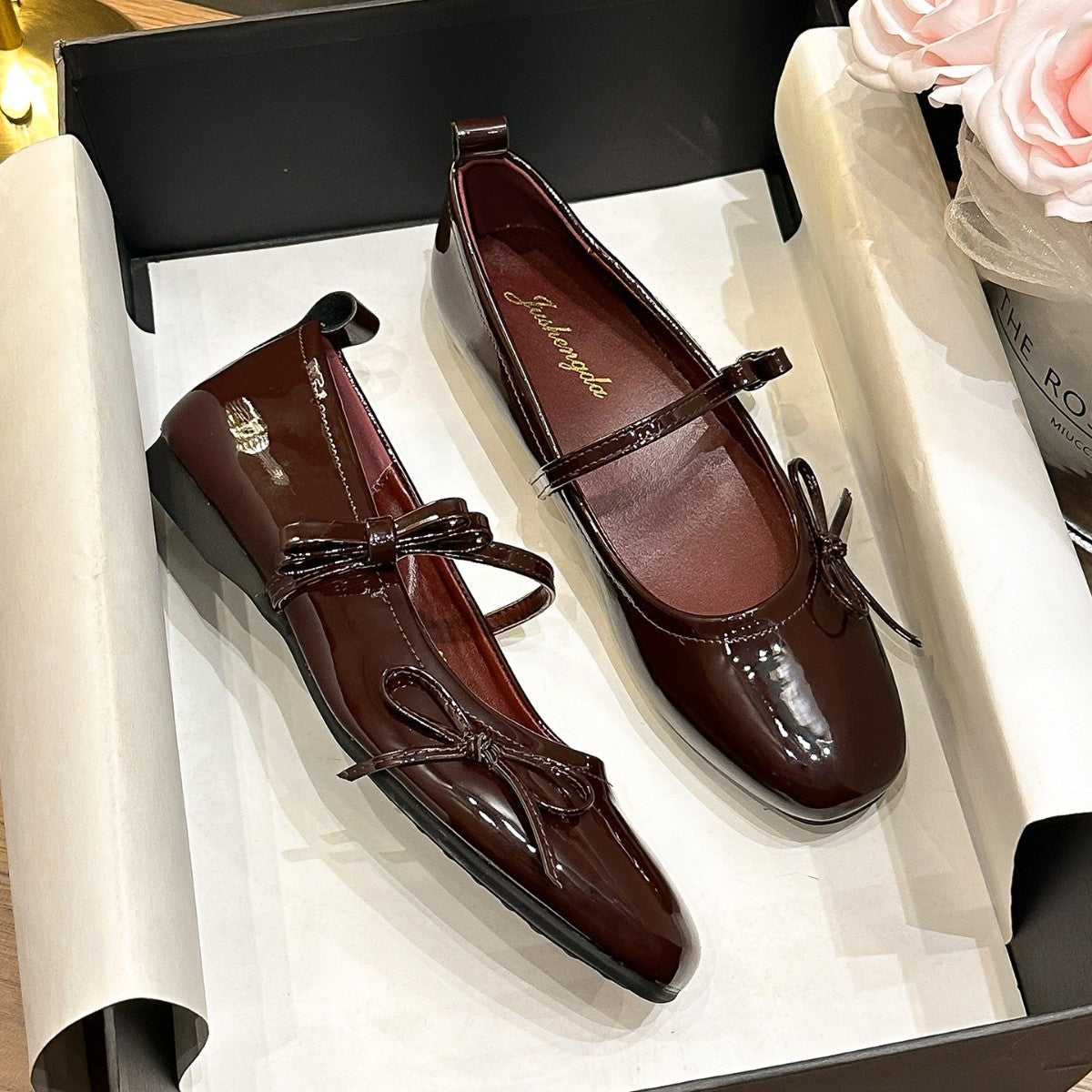 Damen Ballerina-Schuhe mit eleganter Schleifenverzierung und glänzender Oberfläche