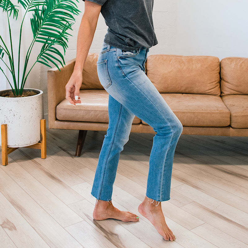 Damen Hochtaillierte Jeans im Used-Look mit Knopfleiste und ausgefransten Säumen R&B