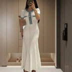 Damen Elegantes, figurbetontes Maxikleid mit modernen Knopfdetails und seitlichem Schlitz R&B