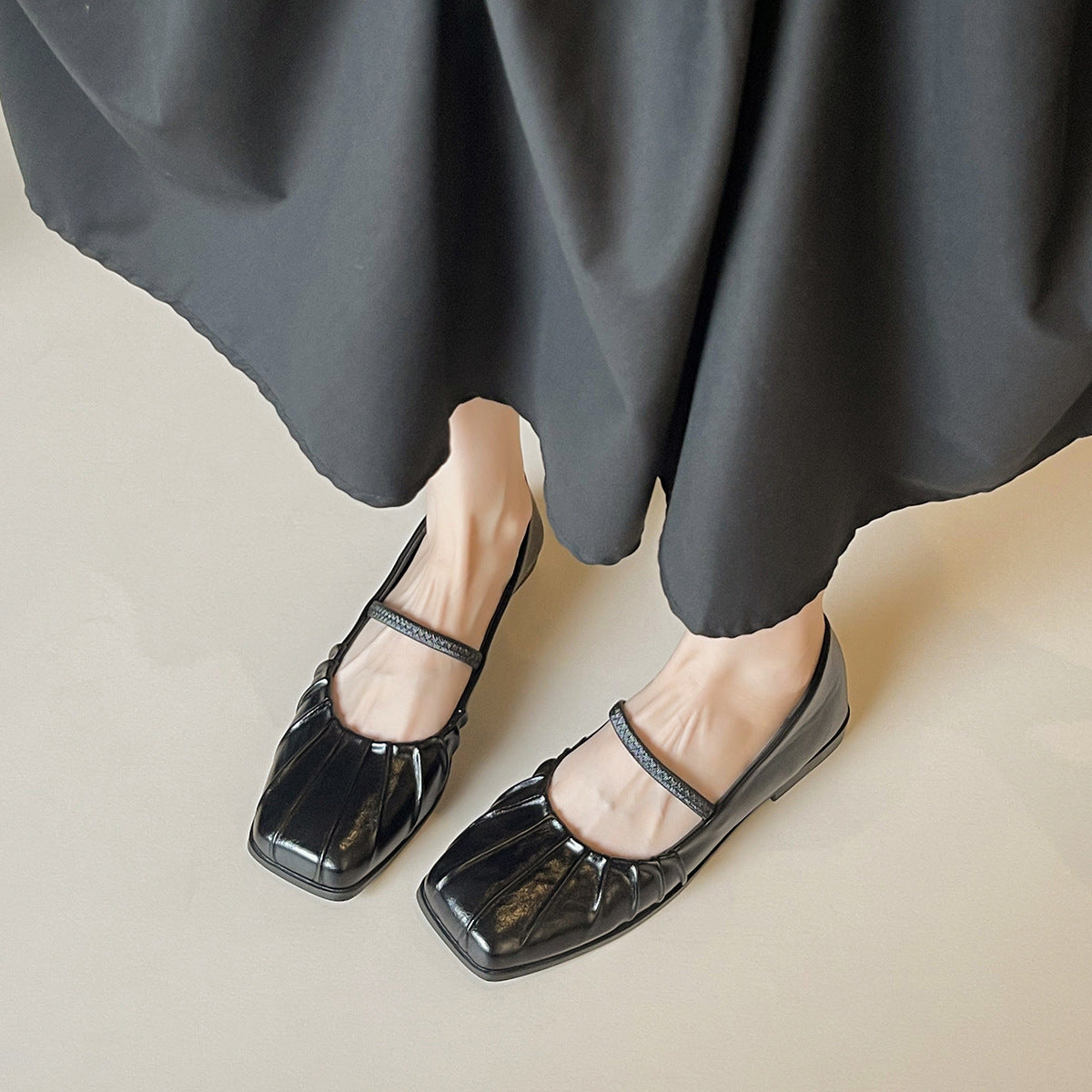Damen Ballerina mit feinem Faltendesign und elastischem Riemen