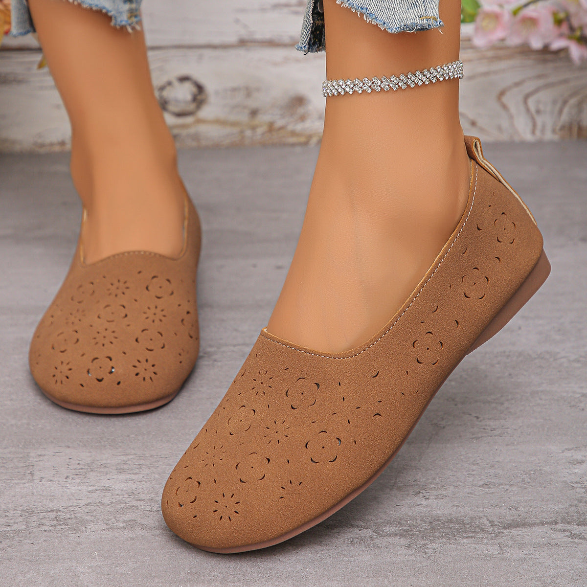 Damen bequeme Slipper mit luftiger Blumenperforation R&B