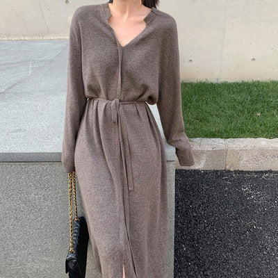 Damen Langstrickkleid mit Bindegürtel und V-Ausschnitt