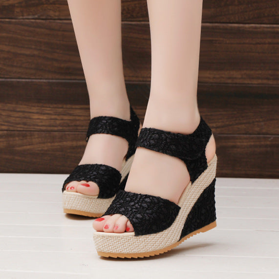 Damen Wedge-Sandalen mit floralem Spitzen-Design und bequemem Fußbett R&B