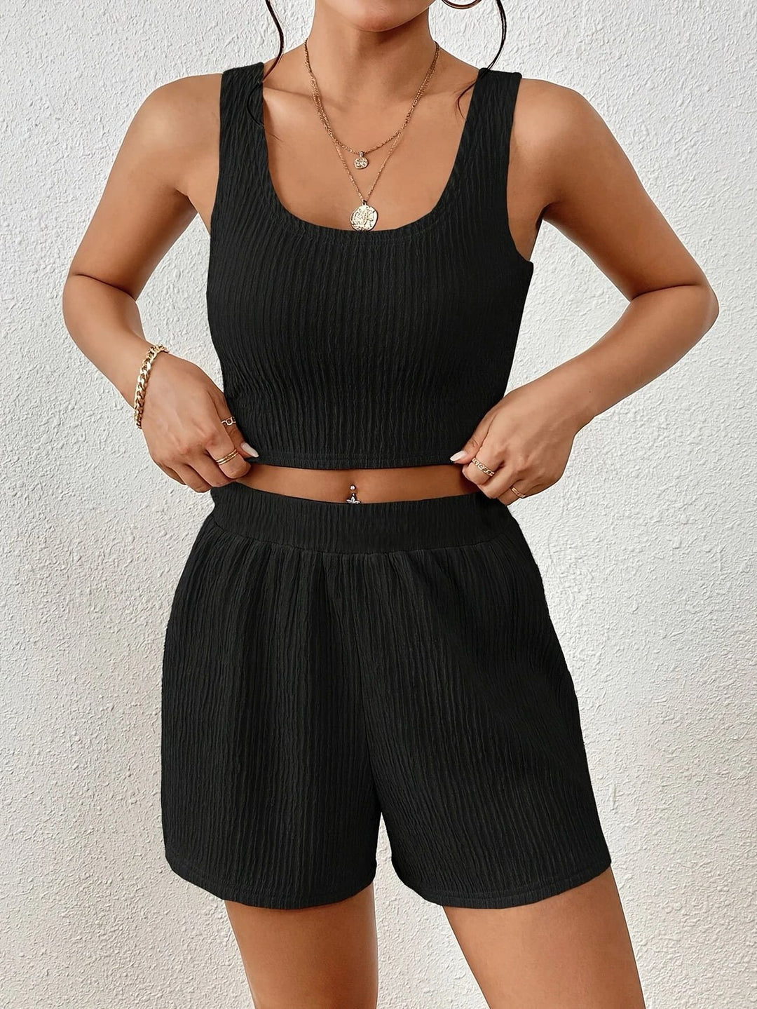 Damen sportliches Set aus leichtem Material mit cropped Oberteil und Shorts R&B