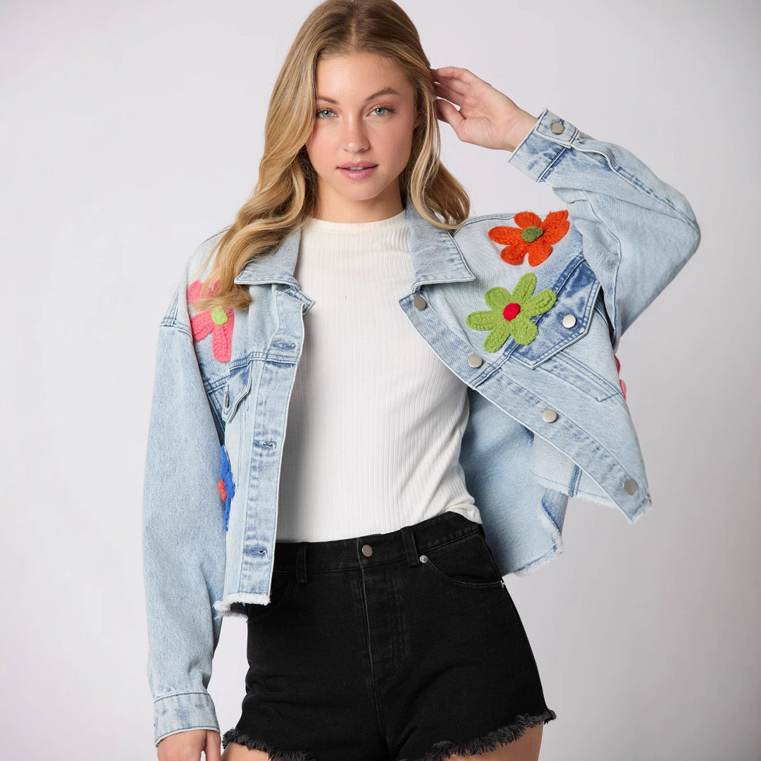 Damen cropped Jeansjacke mit bunten Football-Patches und lässigem Schnitt R&B